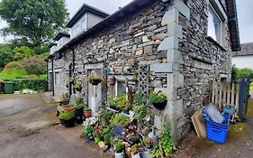 1 Bed Flat - Sleeps 4 - Garden - Parking - Wifi